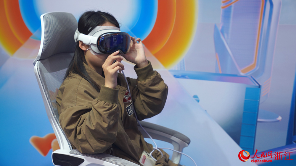 觀眾參與互動體驗。人民網 方彭依夢攝