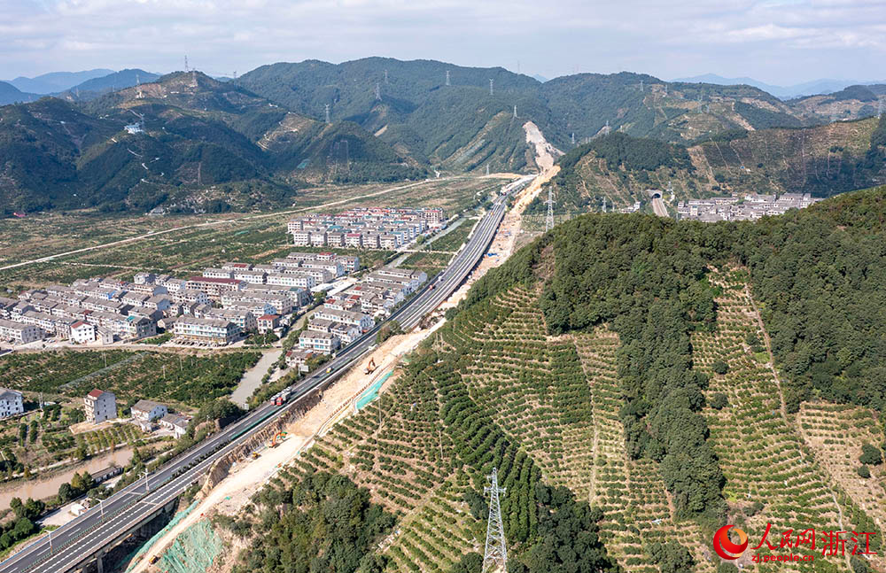 甬臺溫改擴建臺州北段項目施工有序進行。人民網 章勇濤攝