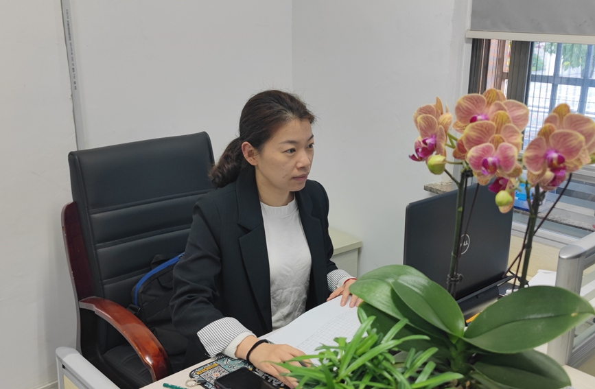 工作中的盛健琳。受訪者供圖