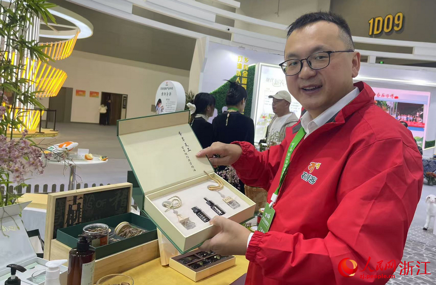 農創客應華亮展示香榧精油系列創新產品。人民網記者 王麗瑋攝