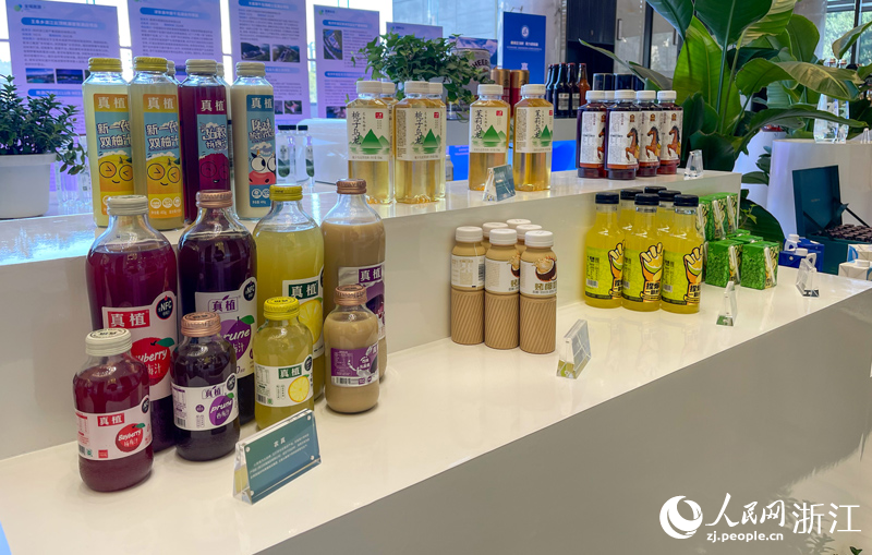 淳安飲用水產業的相關產品。人民網記者 郭揚攝