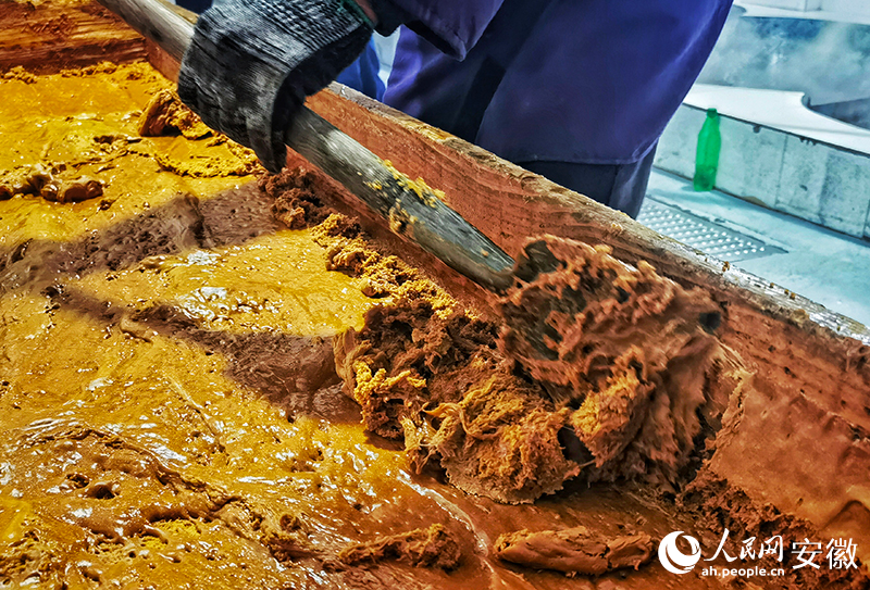 制糖師傅將冷卻后的糖漿鏟下來，制成紅糖。人民網記者 周坤攝.jpg