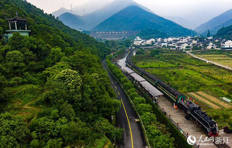 被青山環抱的新建村。人民網 章勇濤攝