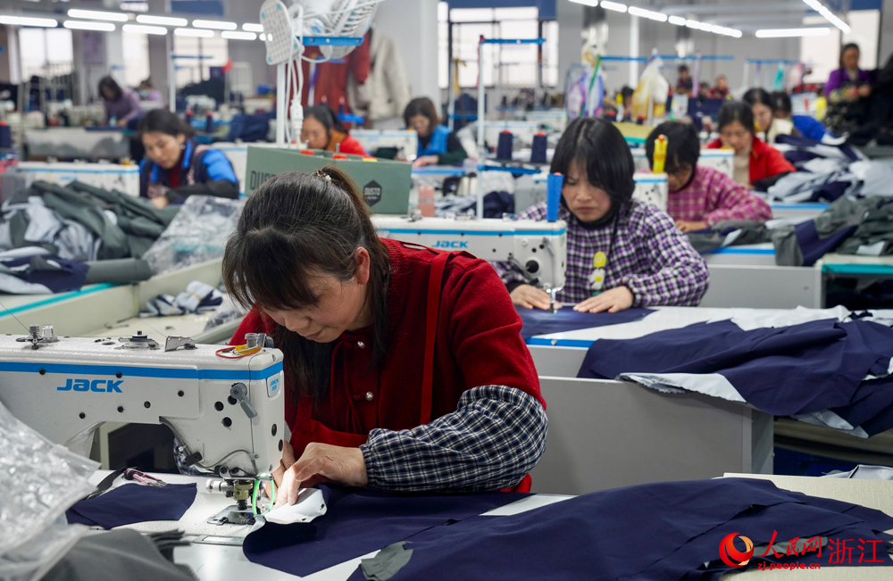 三門一家沖鋒衣企業的生產車間里，工人們正火力全開，趕制訂單。人民網記者 郭揚攝
