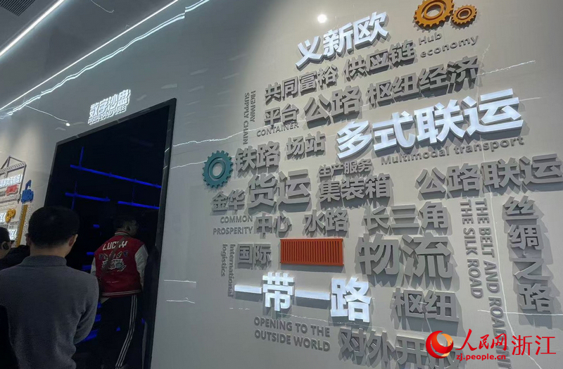 游客在華東國際聯運港數智中心參觀。人民網記者 王麗瑋攝