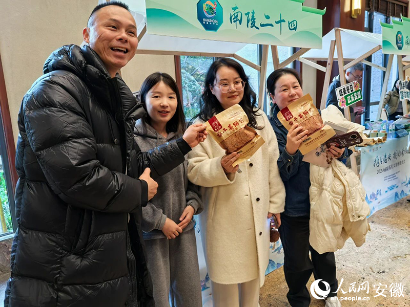 孫超（左）現場推介地道的梅干菜鍋巴。人民網記者 汪瑞華攝