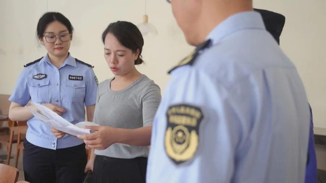 今年夏季，涇縣城管部門為胡雪芳（中）進行“證前指導”。涇縣縣委宣傳部供圖