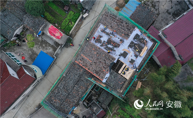 修繕古建，活化古村。人民網記者 張俊攝