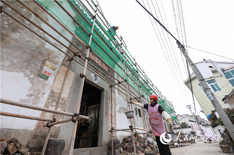 在旌德縣合錦村，傳統建筑修繕如火如荼。人民網記者 張俊攝