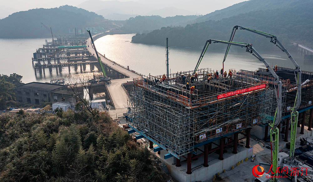 在位于寧波市寧?？h的甬臺溫改擴建寧波南段項目施工現場，工人正在有序施工。人民網 章勇濤攝