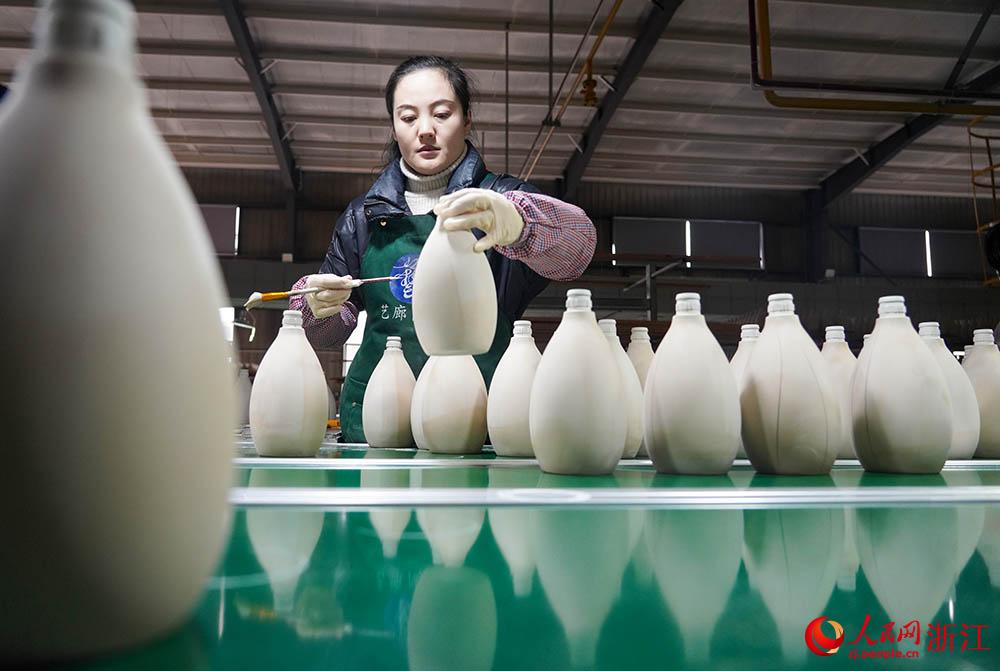 工人在生產線上忙碌著。人民網 章勇濤攝