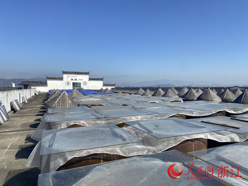 釀造醬油的大缸整齊擺放。人民網 方彭依夢攝