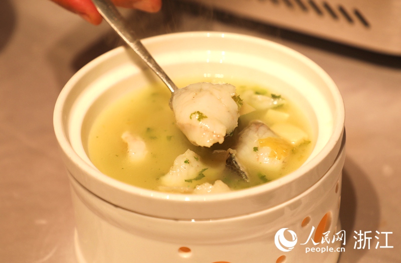 雪筍黃魚盅。人民網 方彭依夢攝