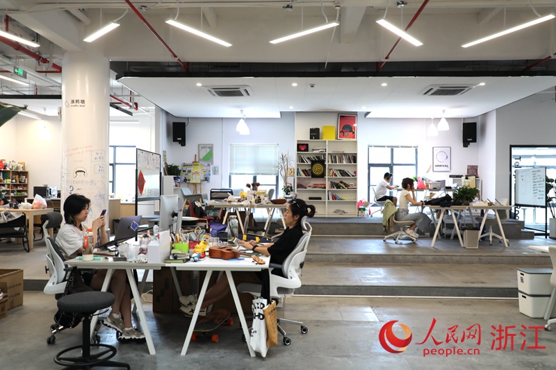 青年們在“DN余村”數字游民公社工作。人民網 方彭依夢 攝