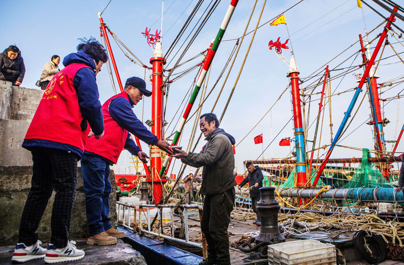 志愿者為漁民送去臘八粥。嵊泗縣委宣傳部供圖