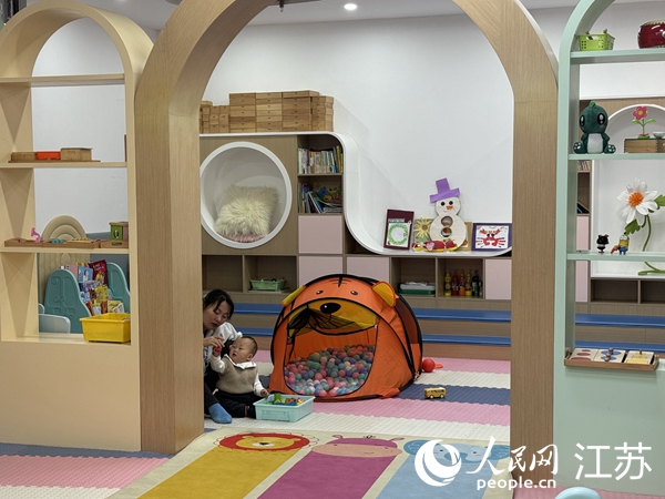 菊花里社區黨群服務中心一樓是兒童活動區。人民網 楊維瓊攝