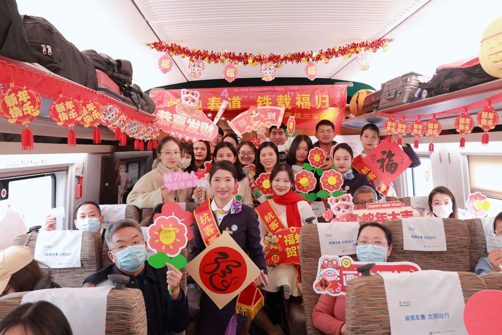 G1960次列車表演人員與旅客大合照。祝思佳攝