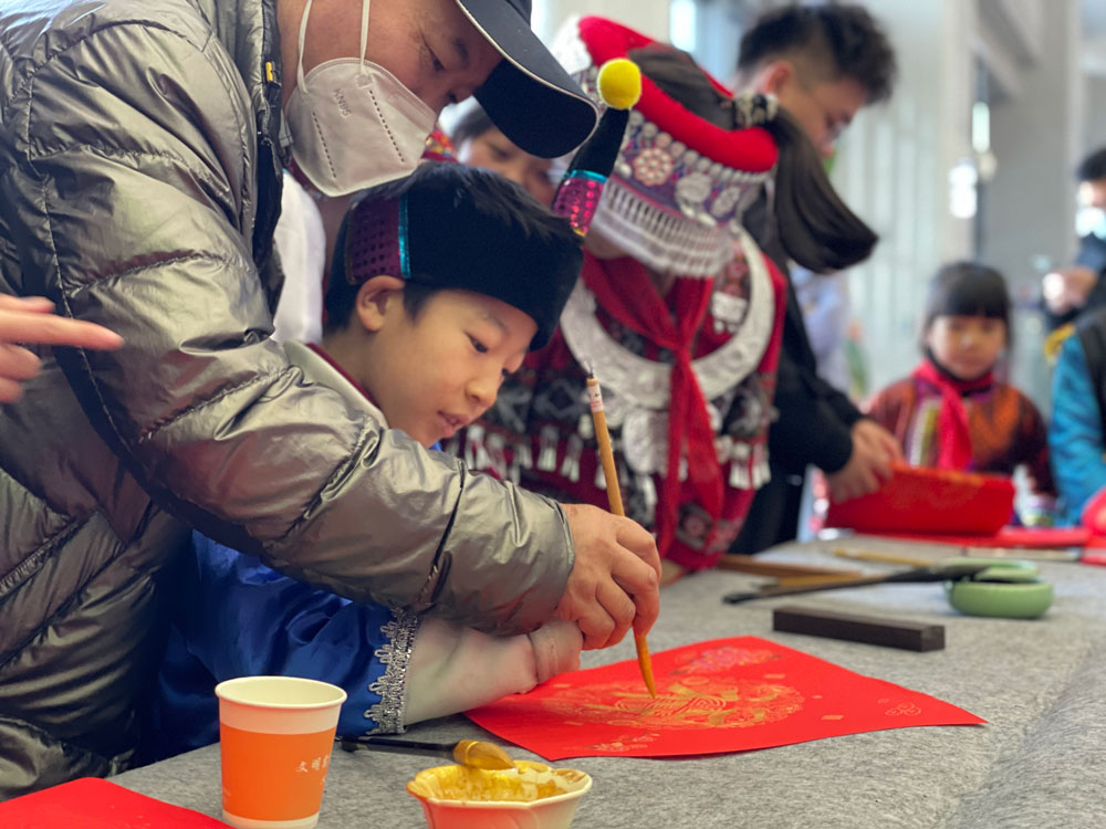 1月14日，臨海站開展“團暖冬日 青助春運” 活動。李洋攝