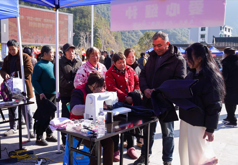 群眾在愛心縫補攤位享受免費縫補服務。景寧縣委宣傳部供圖