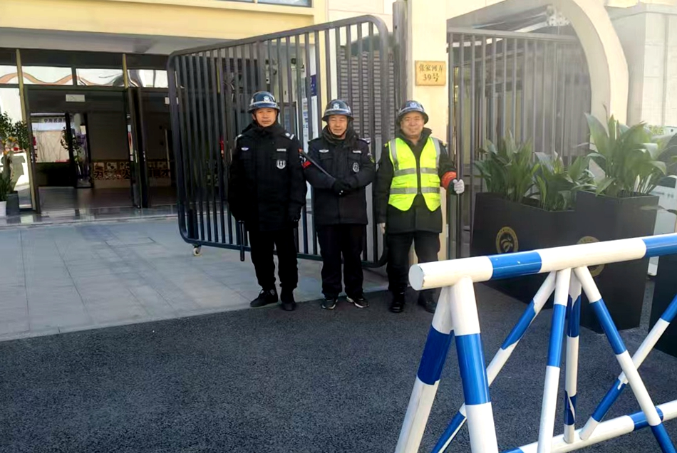 龐邦溪（右一）在學校門口執勤。受訪者供圖