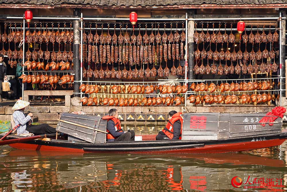 在浙江省紹興市柯橋區安昌古鎮，游客感受江南水鄉的獨特韻味。人民網 章勇濤攝