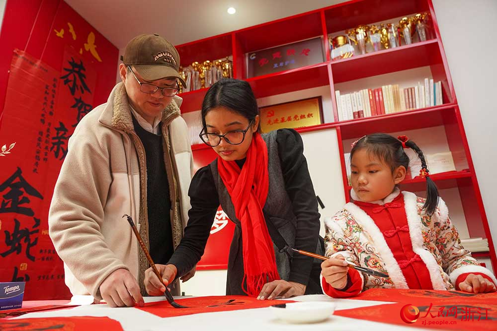 1月23日，在杭州西湖風景名勝區綜合行政執法隊，留學生體驗寫“?！弊?。人民網 章勇濤攝