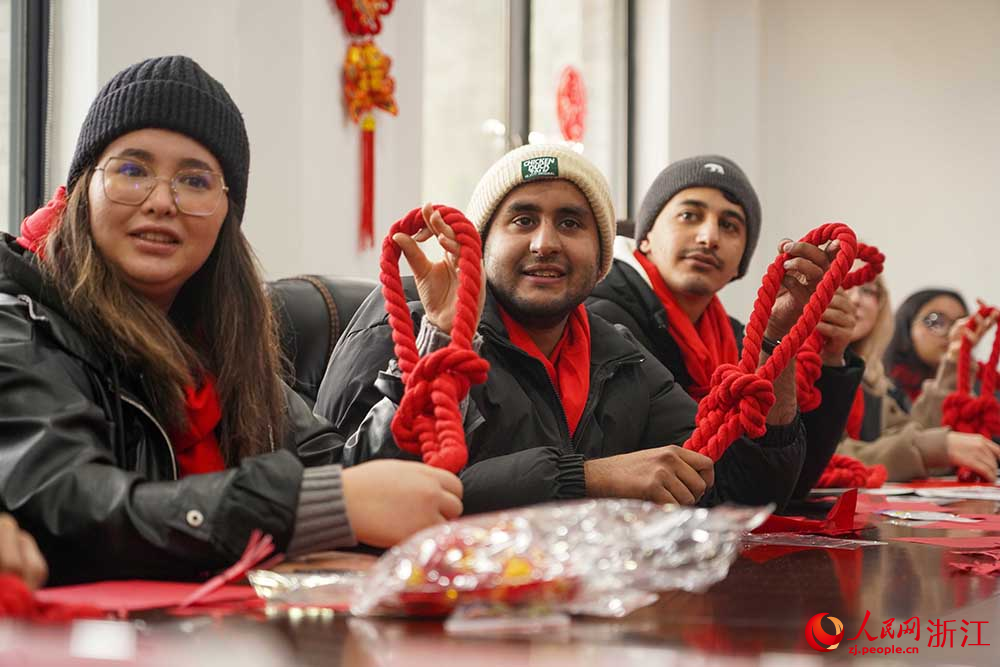 1月23日，在杭州西湖風景名勝區綜合行政執法隊，留學生體驗制作中國結。人民網 章勇濤攝