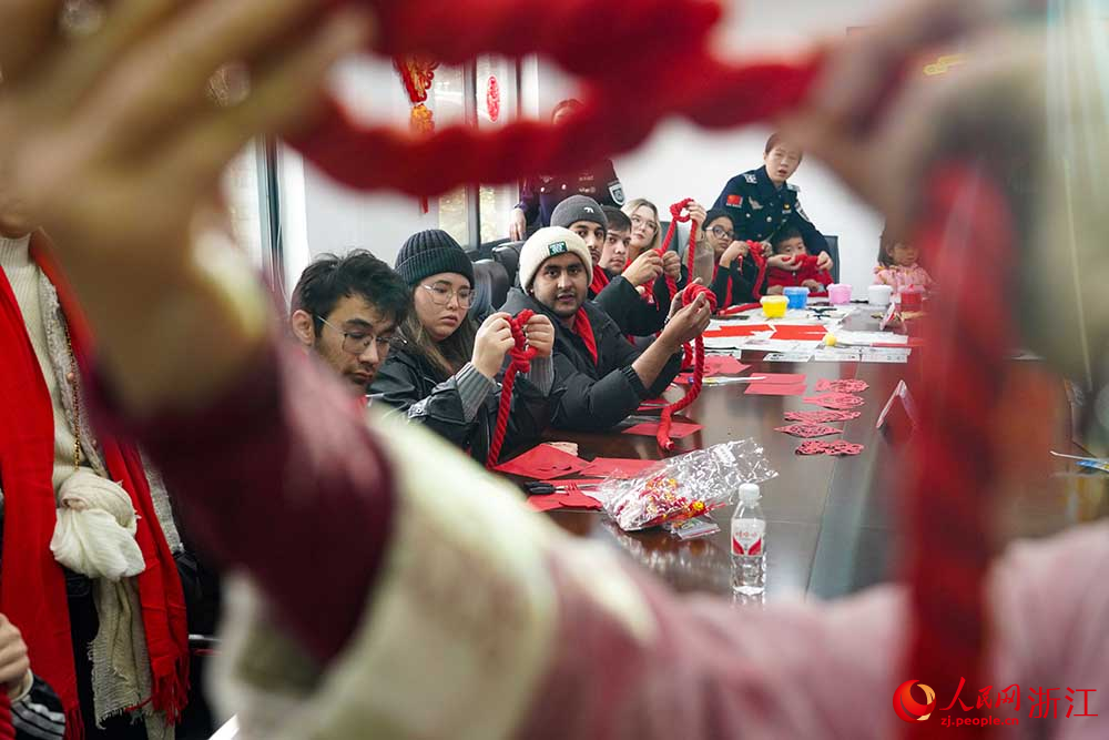 1月23日，在杭州西湖風景名勝區綜合行政執法隊，留學生體驗制作中國結。人民網 章勇濤攝