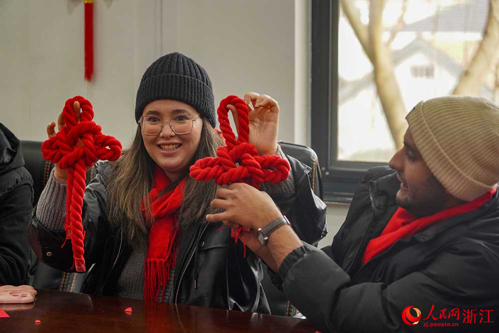 1月23日，在杭州西湖風景名勝區綜合行政執法隊，留學生展示中國結。人民網 章勇濤攝