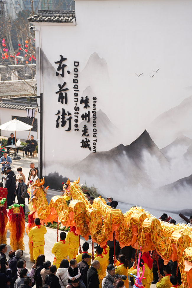 嵊州老城·東前街上人頭攢動。嵊州市委宣傳部供圖