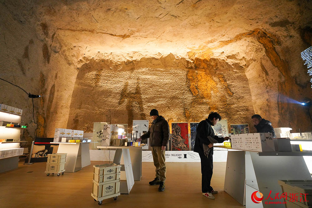 在浙江省臺州市黃巖石窟，洞穴景觀吸引眾多游客駐足觀看和打卡。人民網 章勇濤攝