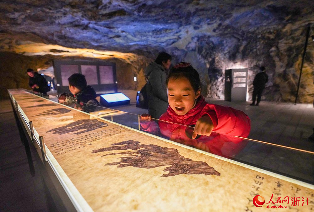在浙江省臺州市黃巖石窟，小朋友在觀看展覽。人民網 章勇濤攝