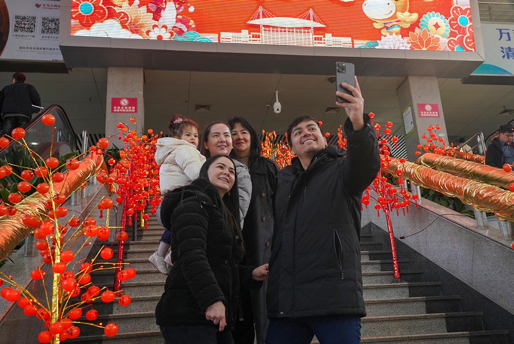 外商在浙江義烏國際商貿城合影留念。人民網 章勇濤攝