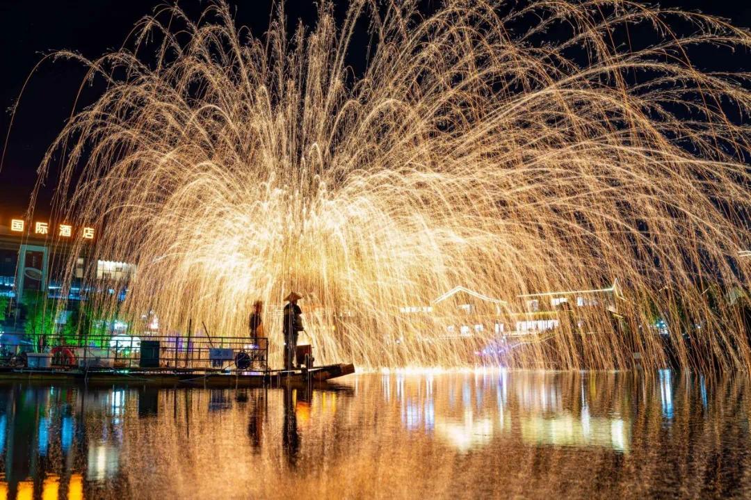 非遺打鐵花。桑琳攝