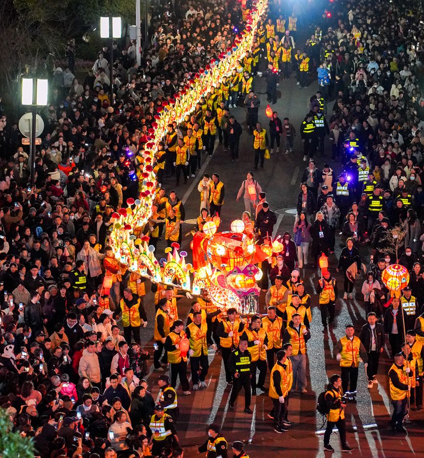 2月11日晚，“麗水祥龍鬧元宵”舞龍燈彩巡游活動舉行。麗水市委宣傳部供圖