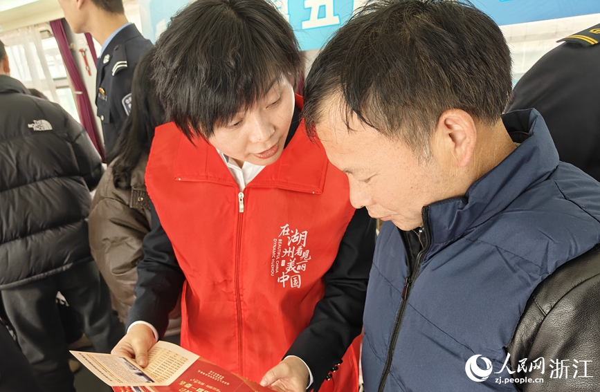 工作人員為求職者做介紹。人民網記者 張帆攝