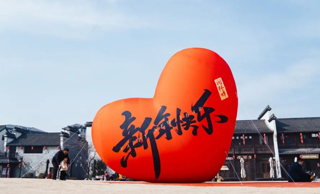 拍拍拍！來余杭，打卡！紅燈籠、中國結、紅對聯……余杭各處都添上了喜慶裝飾，新年氛圍拉滿！值此新春佳節，趁著天氣晴好，快約上小伙伴，到余杭這些地方打卡，別忘了用相機定格美好瞬間，拍出難忘照片~