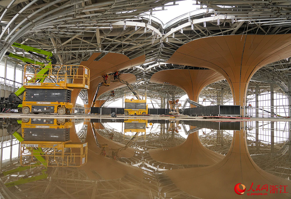 工人們開足馬力搶工期、趕進度，呈現一派火熱景象。人民網 章勇濤攝