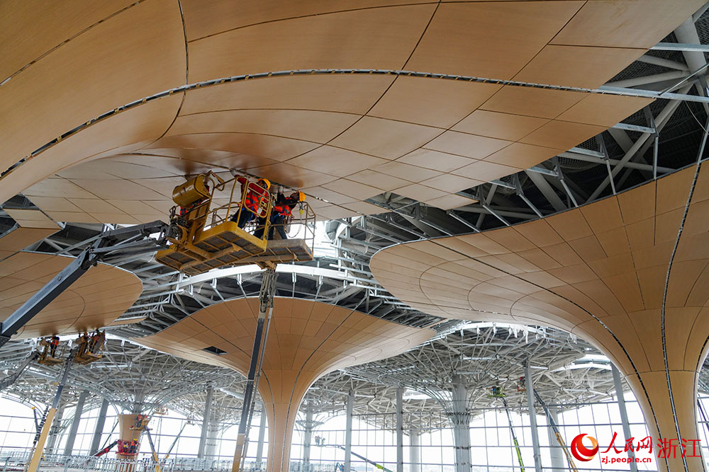 工人們開足馬力搶工期、趕進度，呈現一派火熱景象。人民網 章勇濤攝