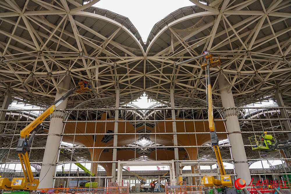 工人們開足馬力搶工期、趕進度，呈現一派火熱景象。人民網 章勇濤攝