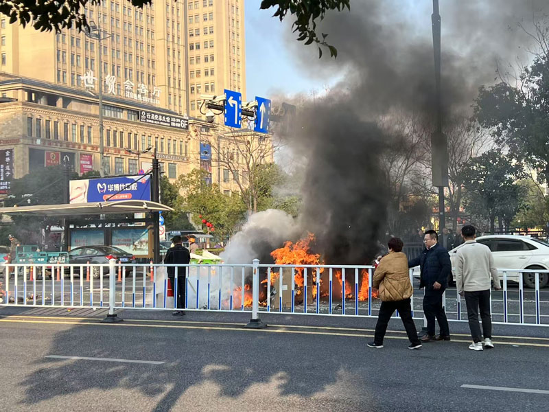 路邊貨車突發起火。平安銀行蘭溪支行供圖