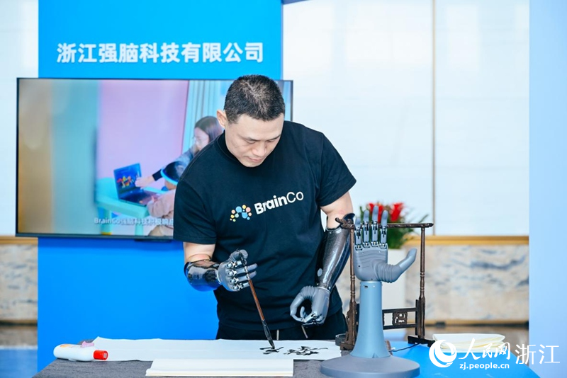 工作人員用智能仿生手寫毛筆字。人民網 方彭依夢攝