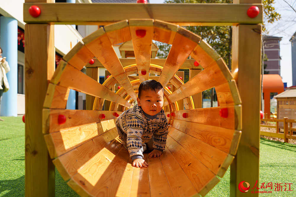 在浙江省嘉興市秀洲區新塍鎮一托育園，孩子們在戶外快樂地玩耍。人民網 章勇濤攝