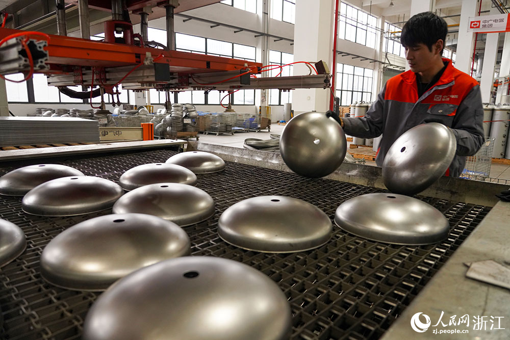 在麗水經濟技術開發區一電器企業生產線上，工人們正鉚足干勁趕制訂單。人民網 章勇濤攝
