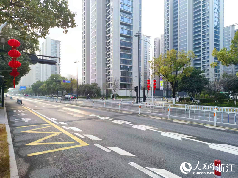 馬路中央設置了隔離欄。