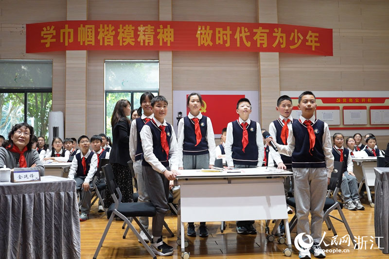 學生們現場演唱歌曲。人民網 劉欣蔚攝