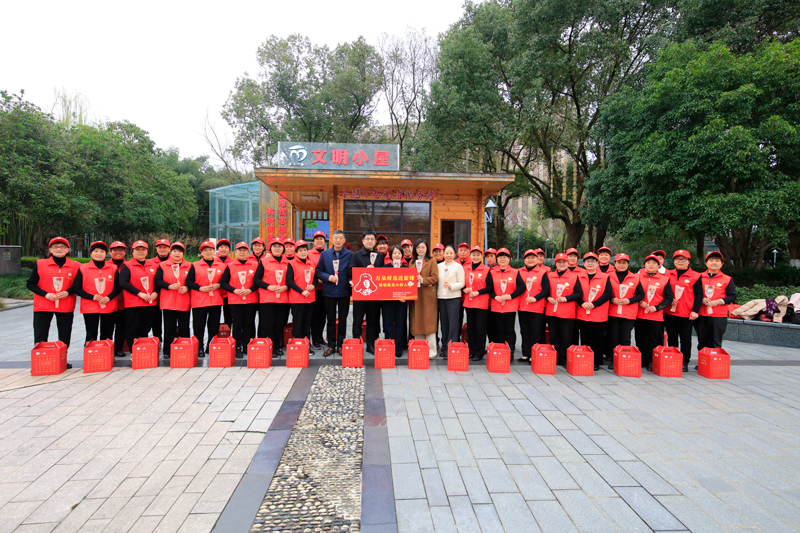 “萬朵鮮花送雷鋒 致敬最美小荷人”主題活動。