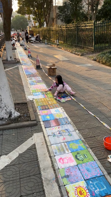 路人在路邊盲道上作畫。受訪者供圖