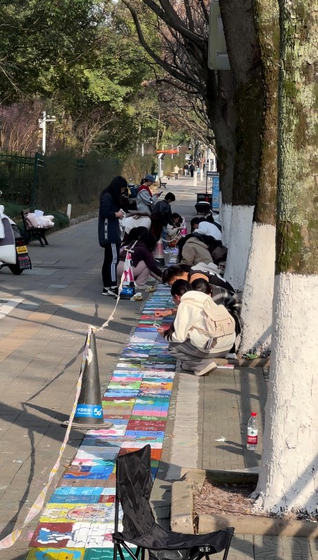 路人自發參與活動，在地面上作畫。受訪者供圖