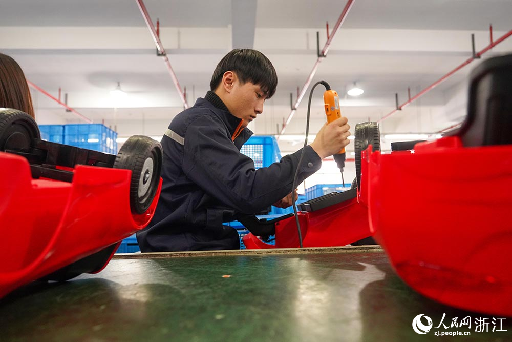 在浙江省慈溪市觀海衛鎮一童車玩具企業，工人加緊趕制訂單。人民網 章勇濤攝